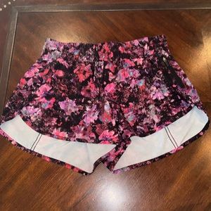 Lululemon Tracker shorts size 10. EUC.